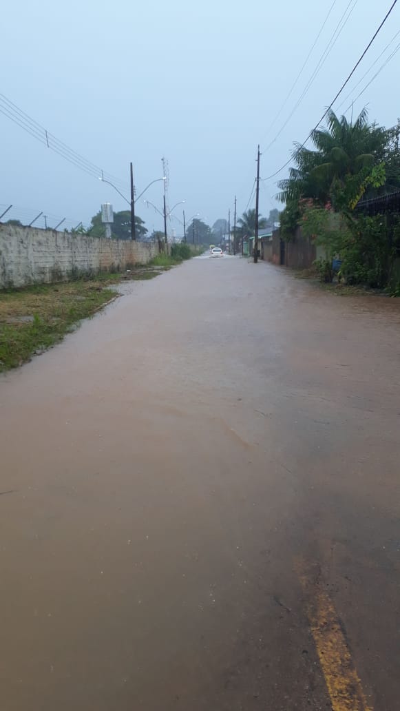 Chuva desta sexta-feira alaga ruas e invade casas de diversos pontos em Rio Branco