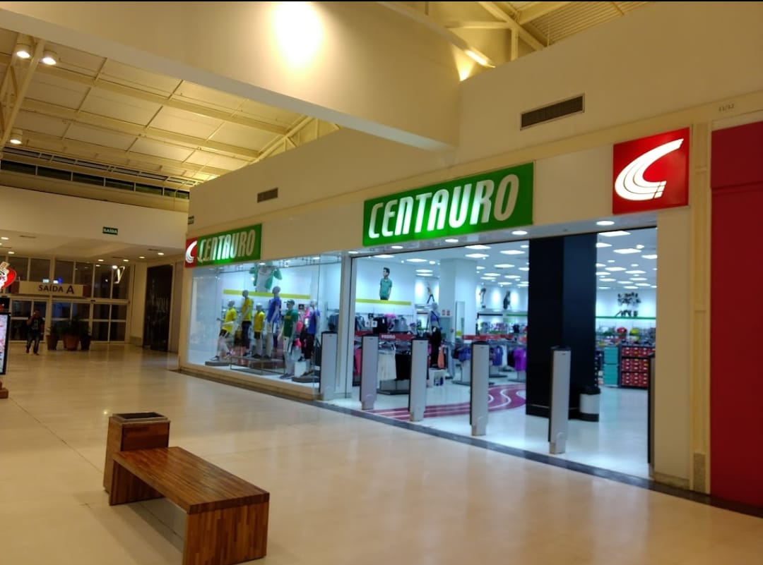 Devido a crise financeira loja Centauro demite seis funcionários antigos, no Acre