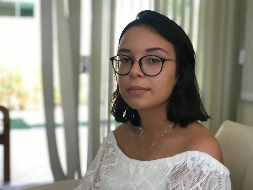 Jovem que acusa padrasto de tortura diz que tem medo e relembra drama: ‘Chegava a ser estuprada 2 vezes ao dia’