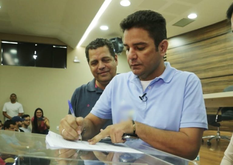 Oficialmente, Gladson Cameli exonera esposa de Jackson Marinheiro e Ruy Birico do governo