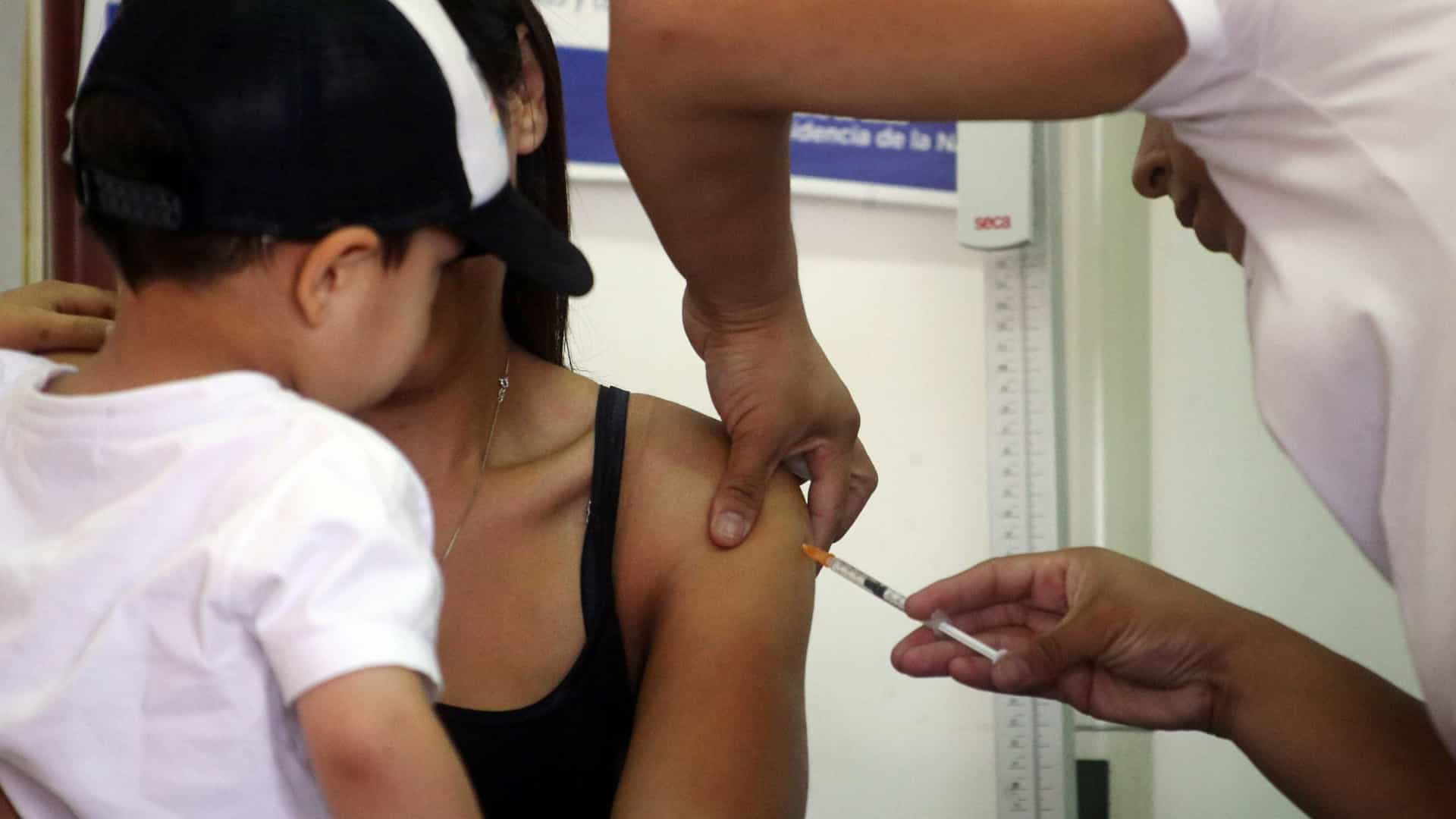 Vai viajar? OMS vê risco de onda de febre amarela e recomenda vacina a turistas