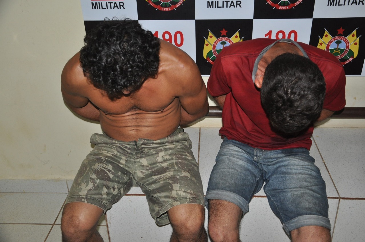 Militares do grupamento Raio prendem dois homens acusados de tráfico de drogas