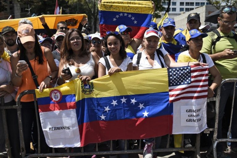 Venezuelanos voltam às ruas nesta segunda na expectativa do retorno de Guaidó