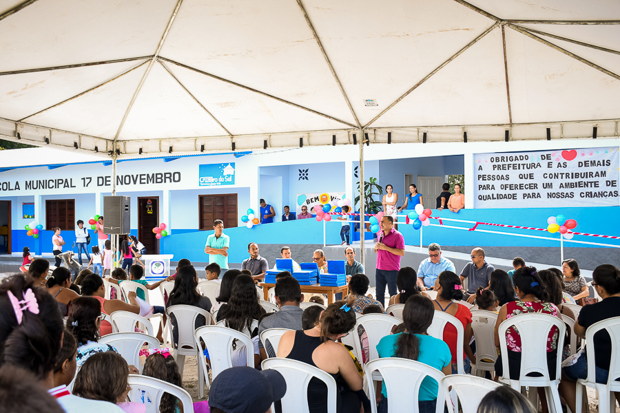 Ilderlei Cordeiro inaugura Escola Rural e entrega kits escolares e micro-ônibus