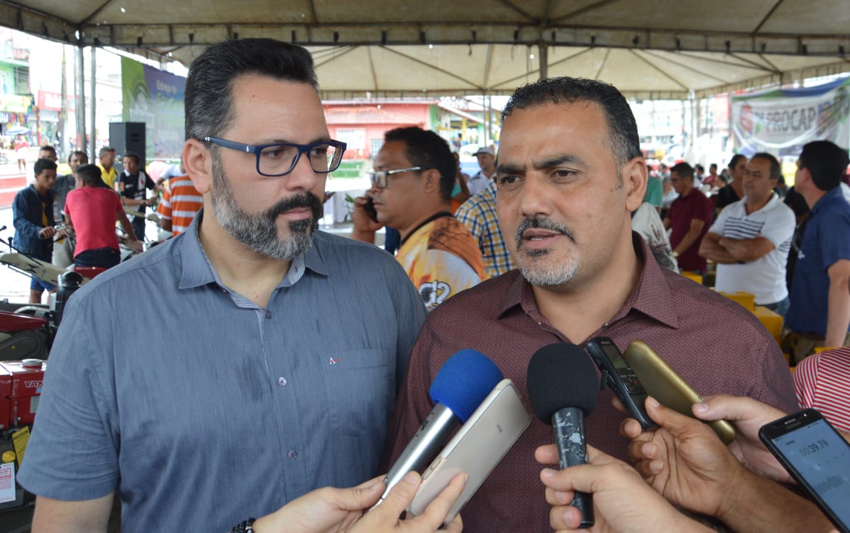 Ilderlei Cordeiro e Alan Rick realizam entrega de equipamentos agrícolas aos produtores de Cruzeiro do Sul
