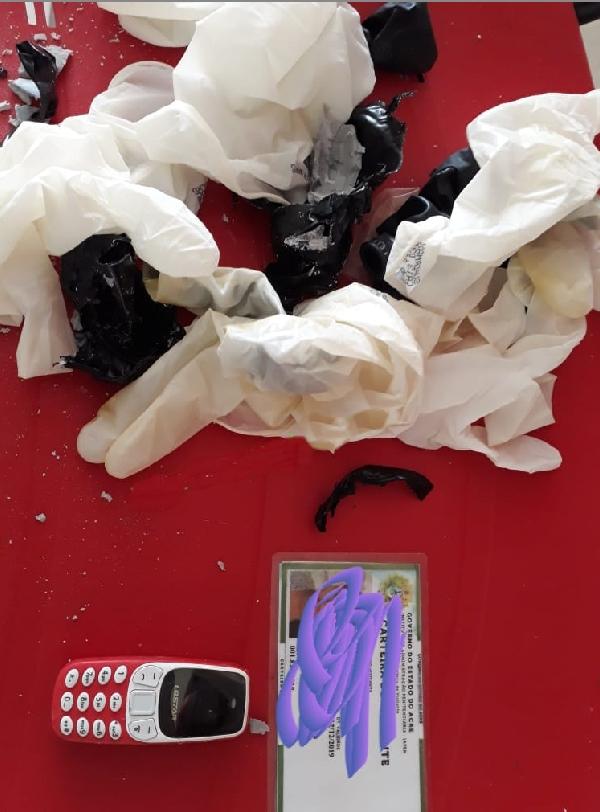 Flagrada no Raio-X, mulher decide entregar celular escondido dentro do corpo