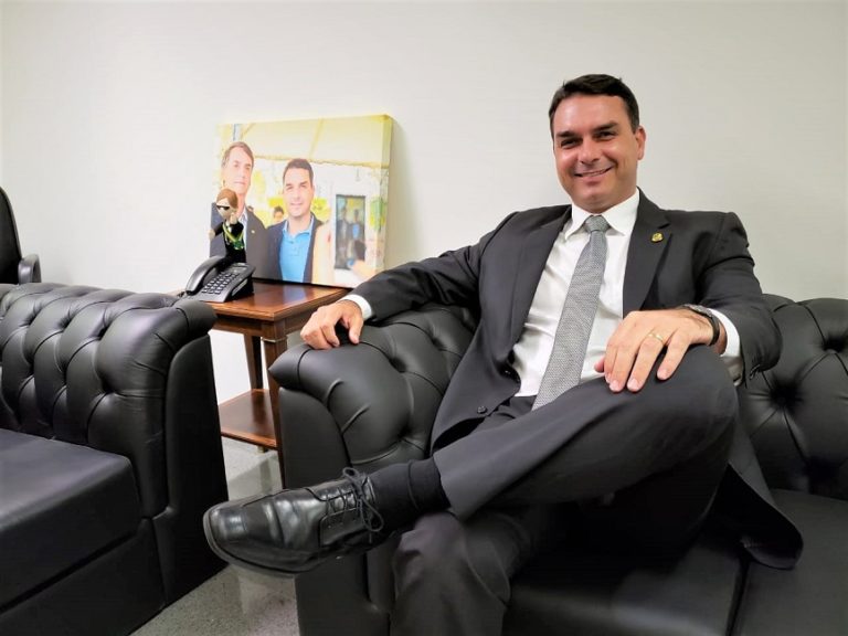 Flávio Bolsonaro fala ao ContilNet sobre reformas e da relação com o pai presidente
