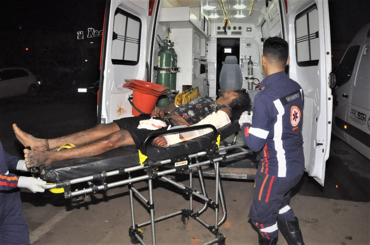 Homem reage a abordagem policial, saca arma da cintura e acaba baleado