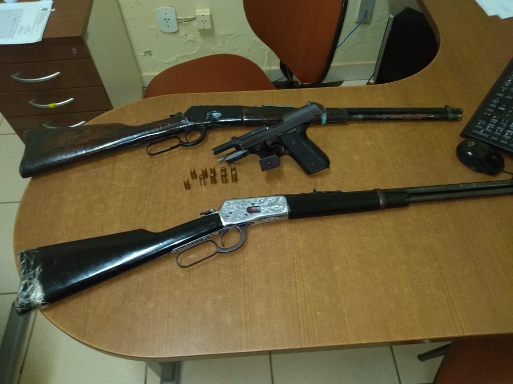 Polícia Militar prende homem com rifles, colete balístico e pistola de uso restrito
