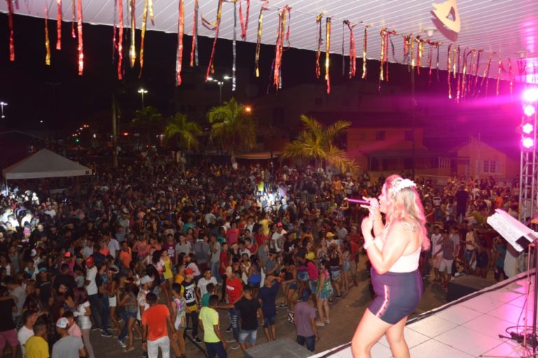 Mais de 15 mil foliões festejam última noite de Carnaval em Cruzeiro do Sul