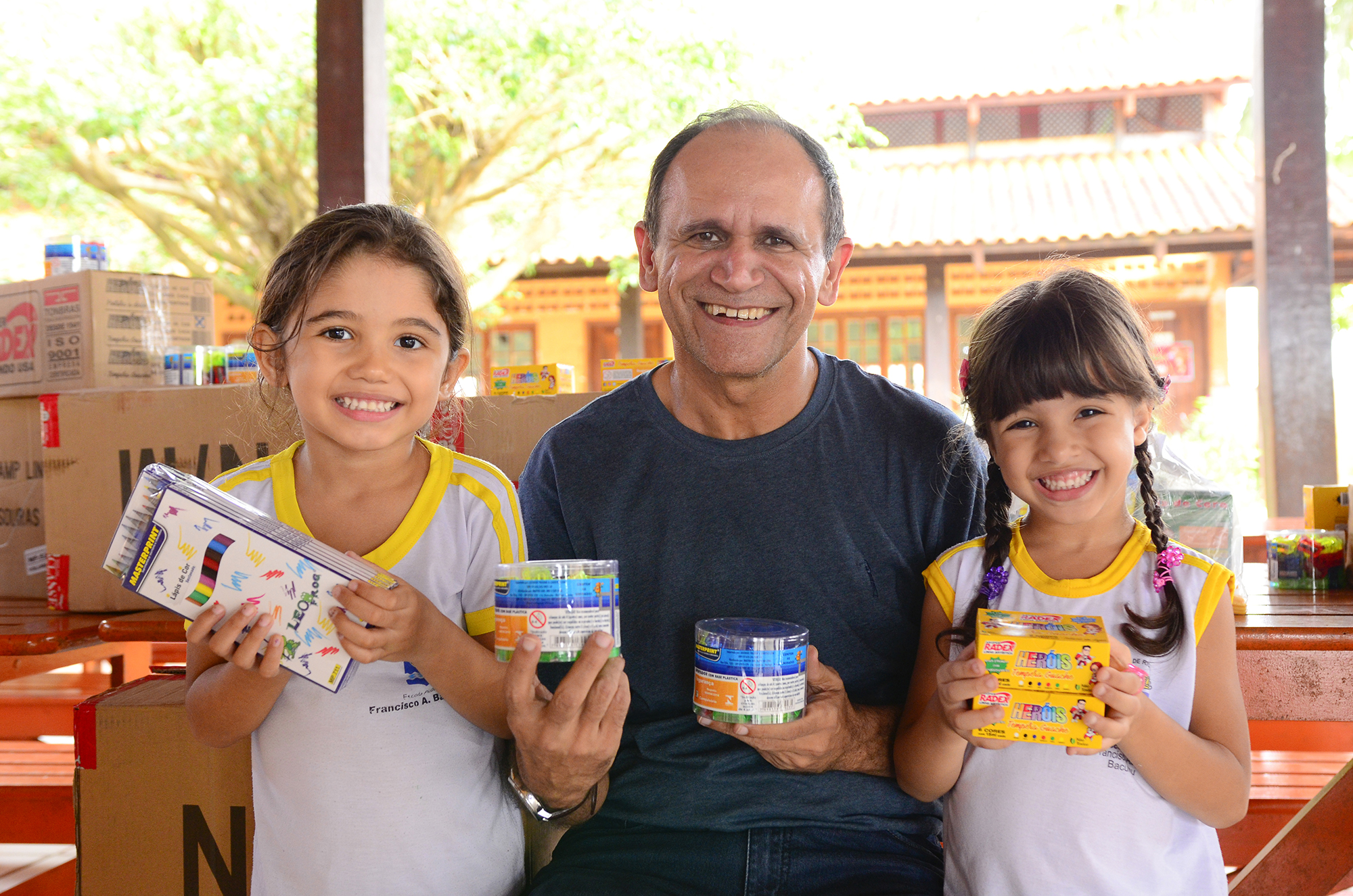 Secretário de Educação de Rio Branco acompanha entrega de material escolar