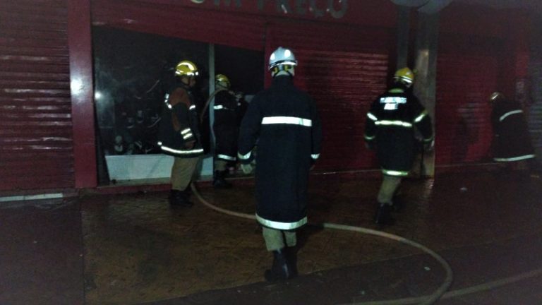 Cerca de 10 lojas são atingidas por incêndio em Rio Branco; três tiveram ‘perda quase total’