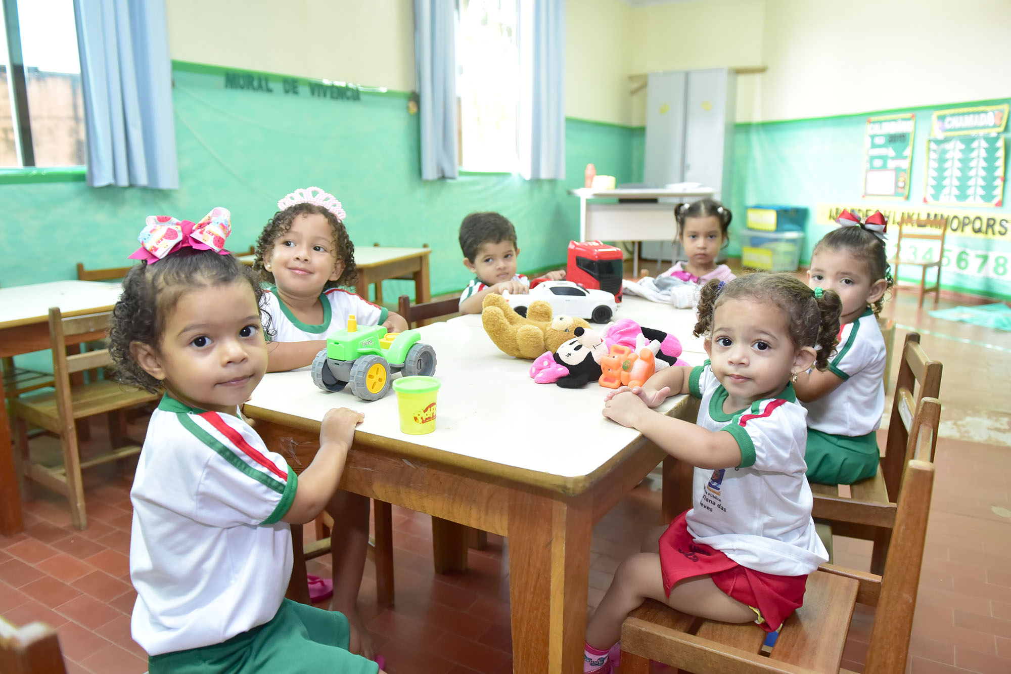 Prefeita Socorro Neri visita Escolas Infantis e agradece aos Professores