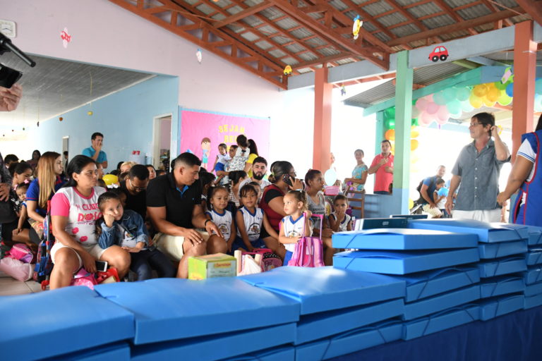 Prefeitura de Cruzeiro do Sul dá início ao Ano Letivo com entrega de mais de 11 mil kits escolares