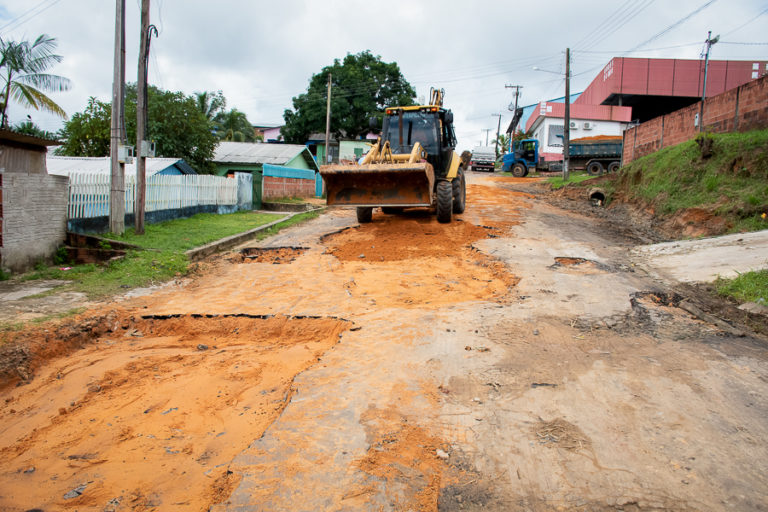 Mesmo no inverno Prefeitura realiza pavimentação nas ruas de Cruzeiro do Sul