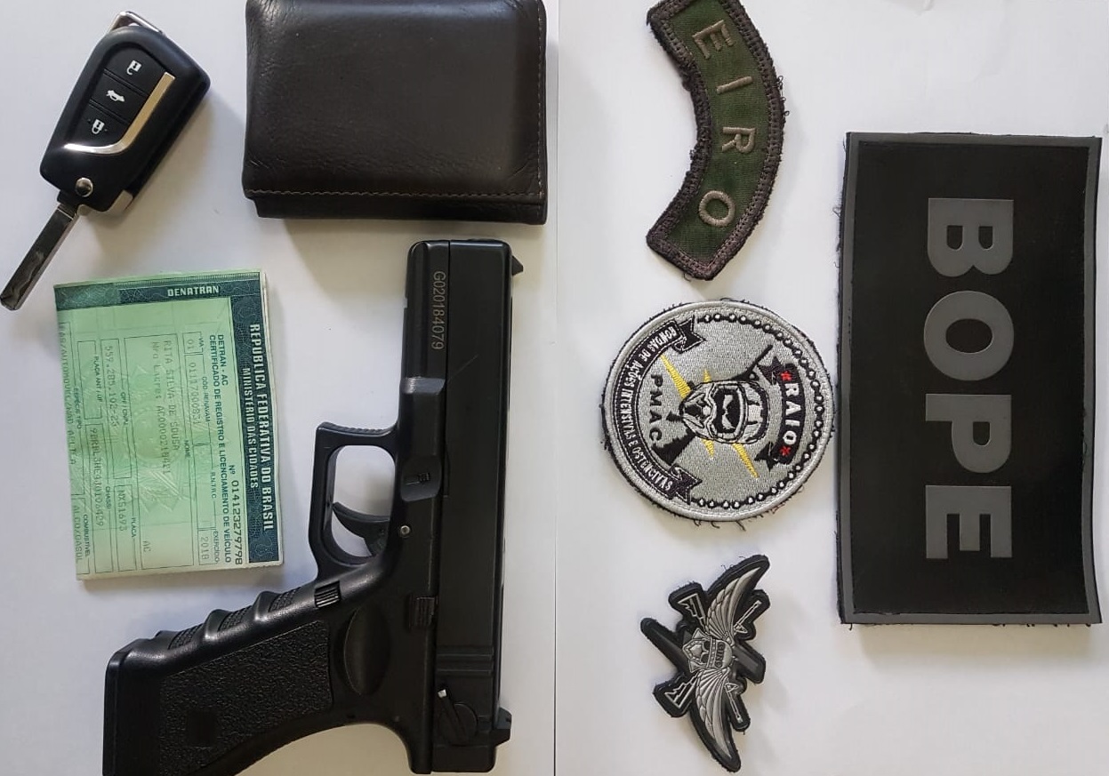 Policiais da Raio prendem dupla com carro roubado e simulacro de arma de fogo