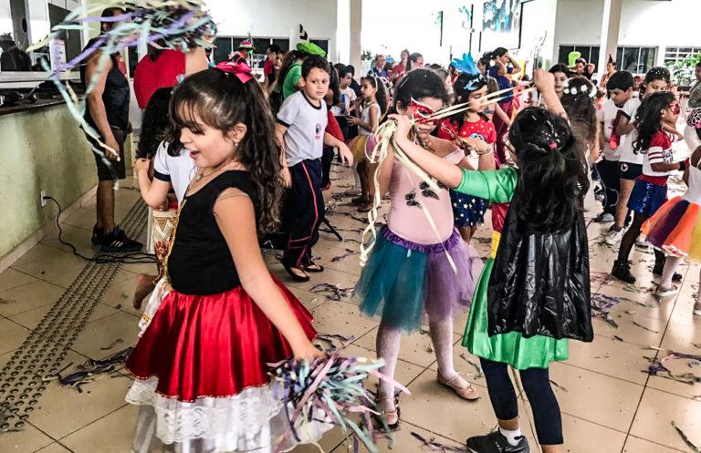 Colégio Primeiro Passo/Anglo promove bailinho de carnaval em Rio Branco