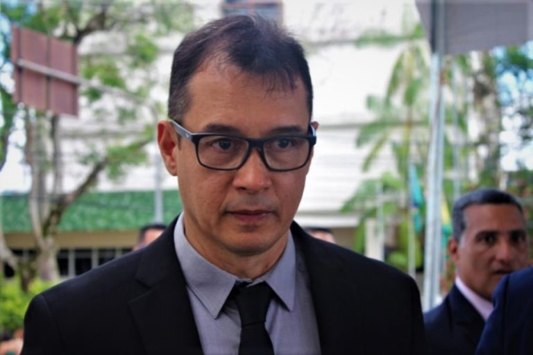 Bolsonaro quer vacinar presos antes de policiais e secretário de segurança reage