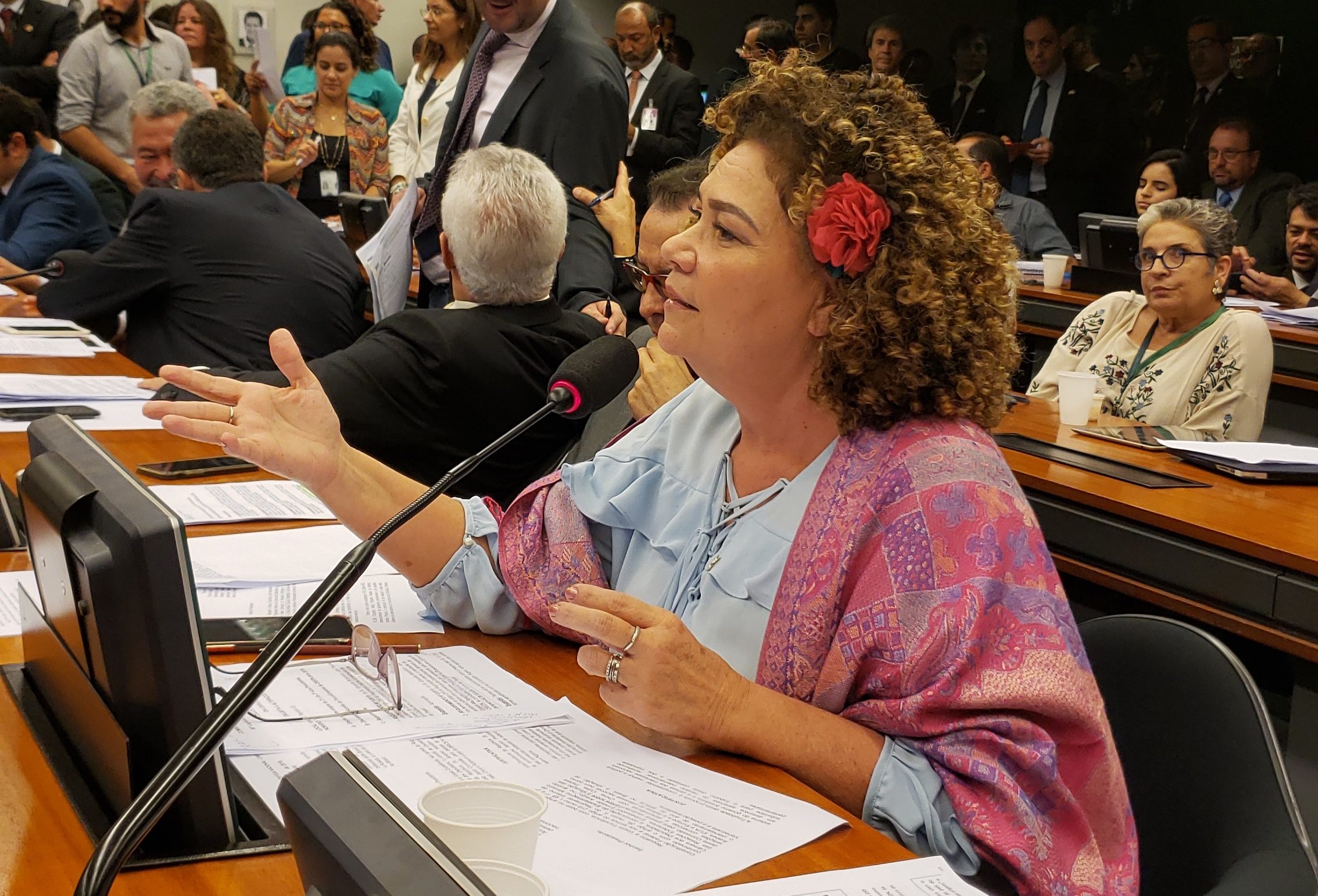 Índios sem atendimento médico e servidores sem salário