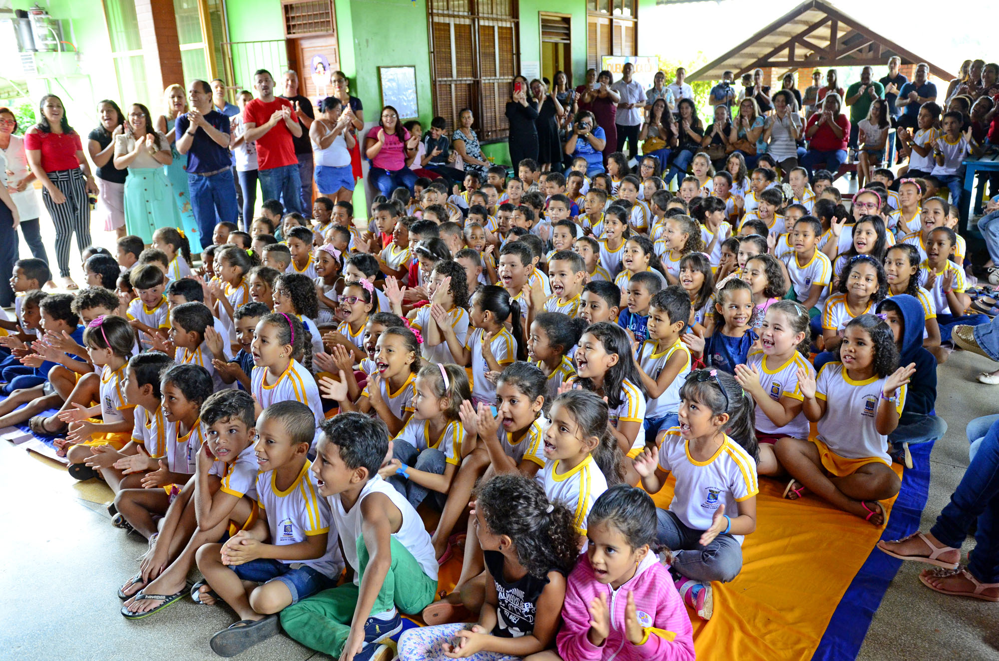 Prefeita entrega kits à alunos de Escola da Zona Rural