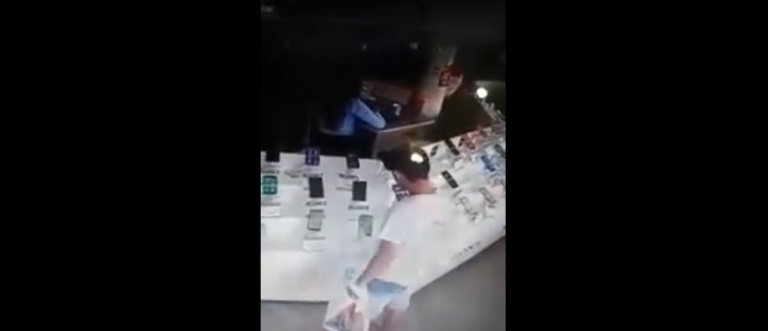 Vídeo mostra jovem furtando celular de loja em Cruzeiro do Sul; confira aqui