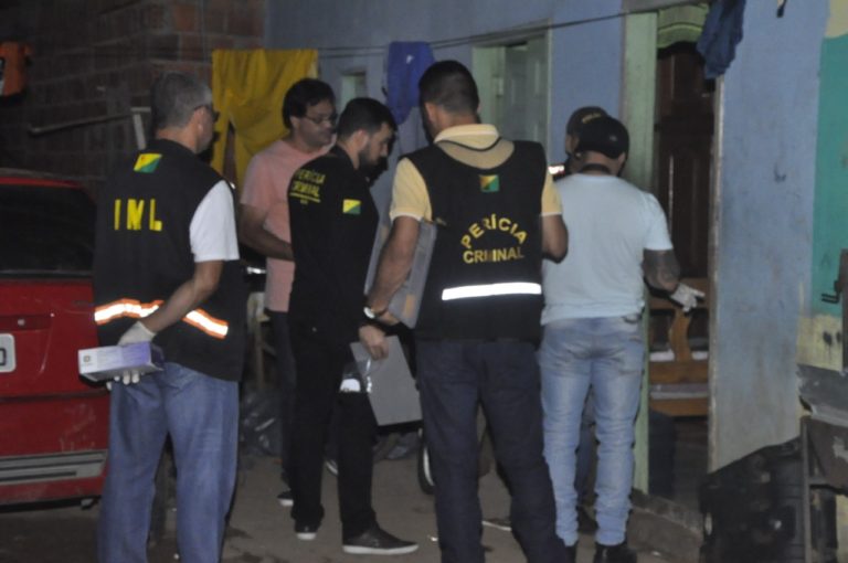 Bandidos matam um e outro fica ferido em tiroteio na Amadeo Barbosa