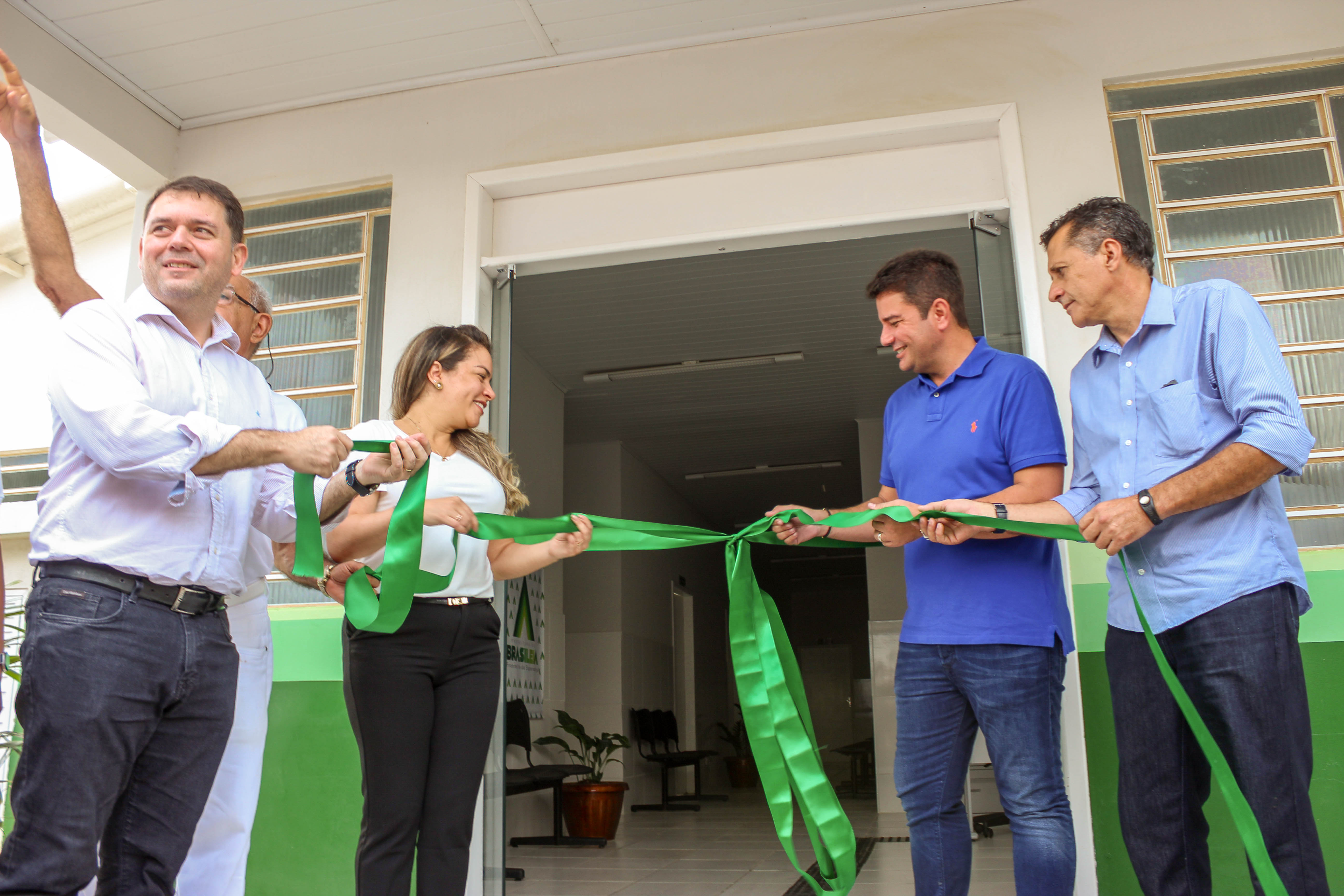 Ao lado de Gladson, prefeitura de Brasileia entrega terceira Unidade Básica de Saúde