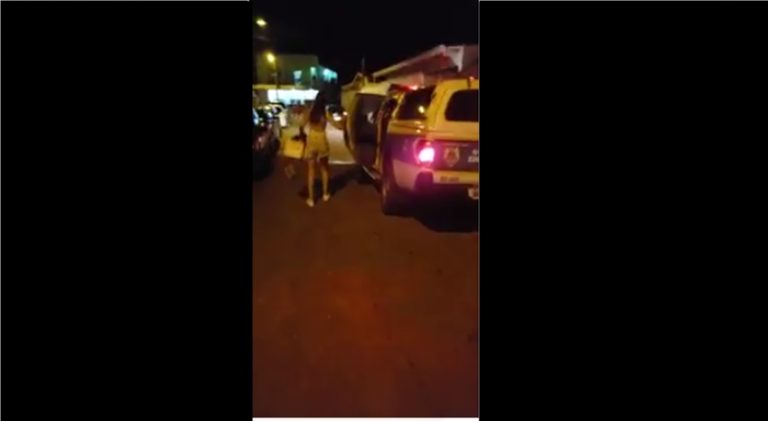Vídeo mostra jovem pegando carona em viatura da PM durante Carnaval em Rio Branco