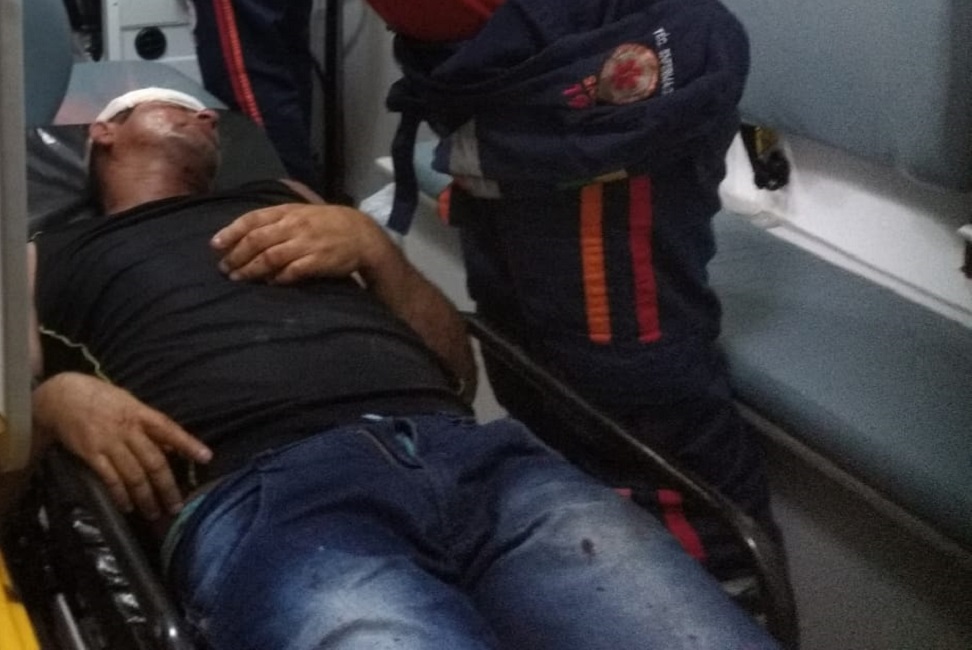 Para defender a mãe durante discussão, enteado esfaqueia padrasto na cabeça e foge