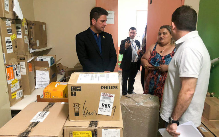 Gladson Cameli entrega equipamentos médicos para hospital e maternidade de Tarauacá
