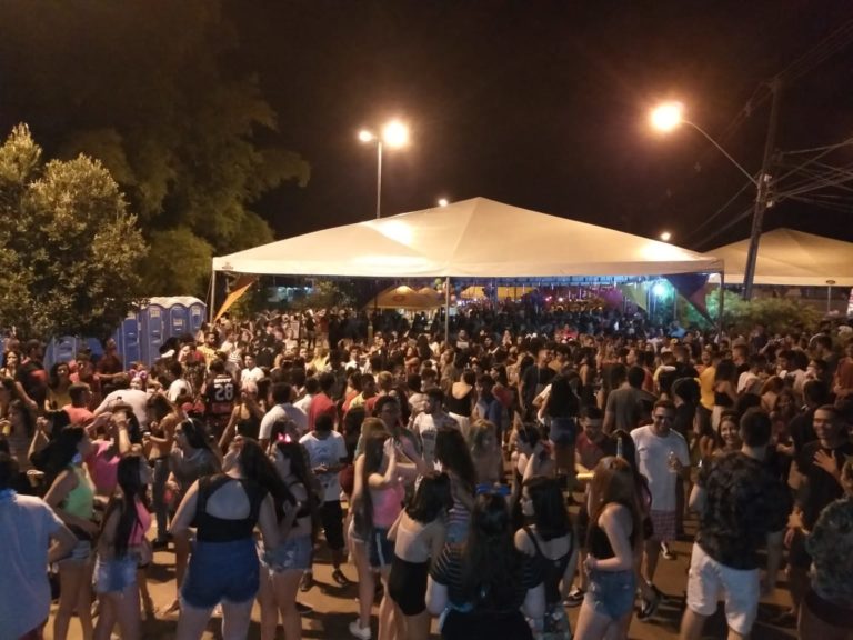 ‘Jovens empreendedoras’ e ‘camarote improvisado’ marcam Carnaval na Vila Ivonete