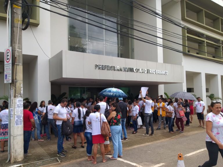 Agentes fazem manifesto por reajuste, mas secretário diz que prefeitura já paga além do piso