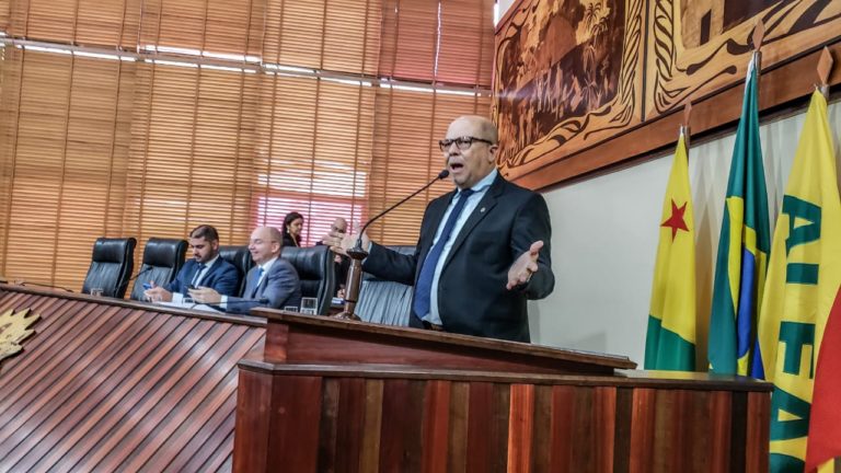 Vídeo: deputado se exalta ao cobrar investimentos e quebra microfone ao bater forte na tribuna da Aleac