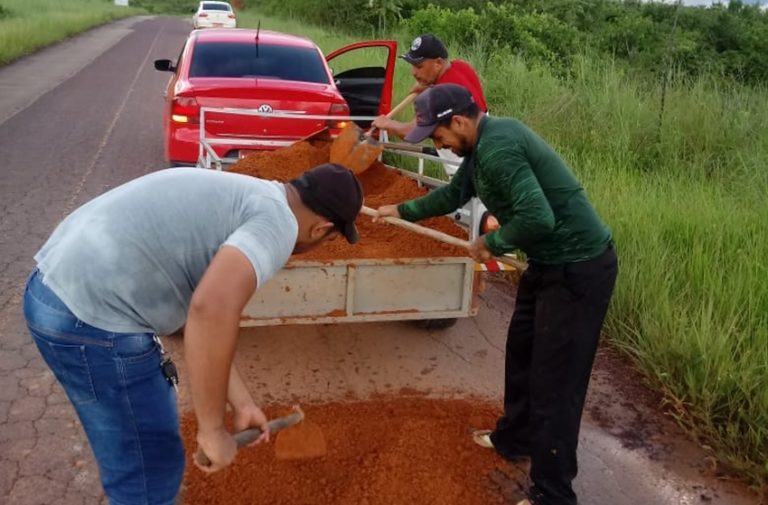 Cansados de esperar pelo Poder Público, taxistas tapam buracos na estrada de Porto Acre