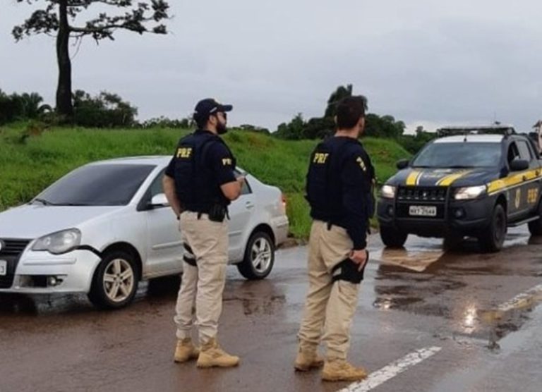 Polícia Rodoviária Federal recupera automóvel com restrição de roubo na BR-364