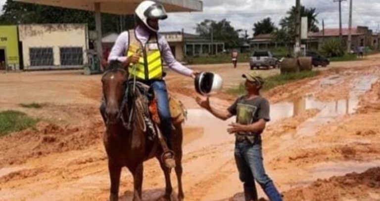 Mototaxistas lançam o “cavalo táxi” em protesto às péssimas condições das ruas em Manoel Urbano