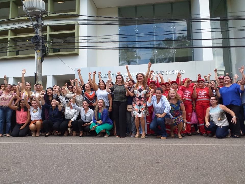 Mulheres realizam ato de sororidade à Socorro Neri em frente à prefeitura de Rio Branco