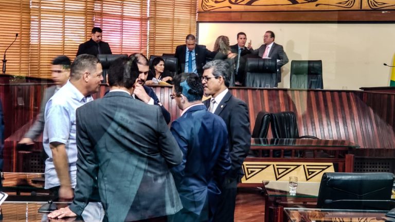 Deputados se reúnem no plenário durante sessão e aprovam indicações por unanimidade