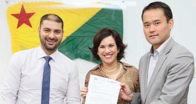 Nicolau Júnior recebe minuta de lei que visa combater a violência obstétrica no Acre