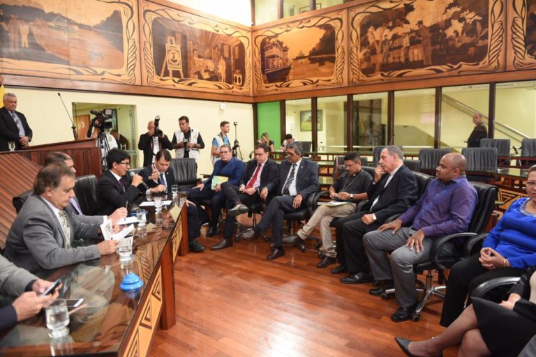 Deputados recebem membros da Diocese e cobram posicionamento quanto à dívidas das Unidades de Saúde