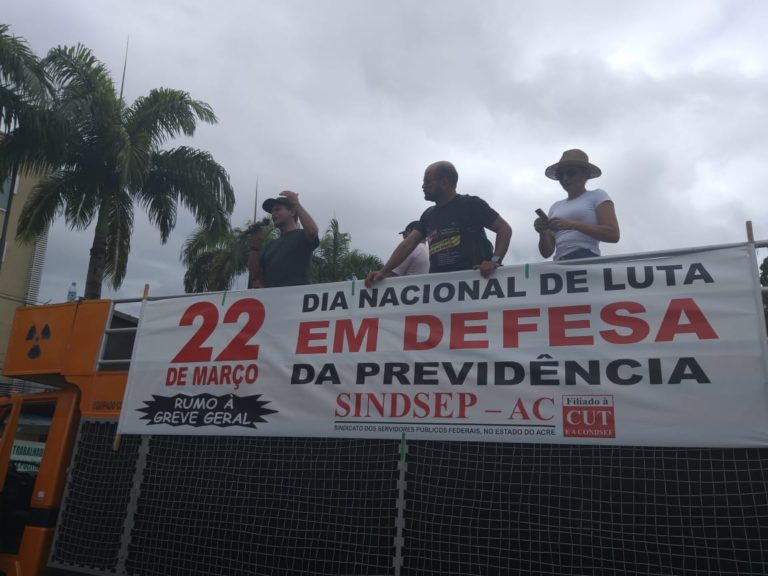 Cerca de 500 pessoas protestam contra a Reforma da Previdência em frente ao Palácio Rio Branco