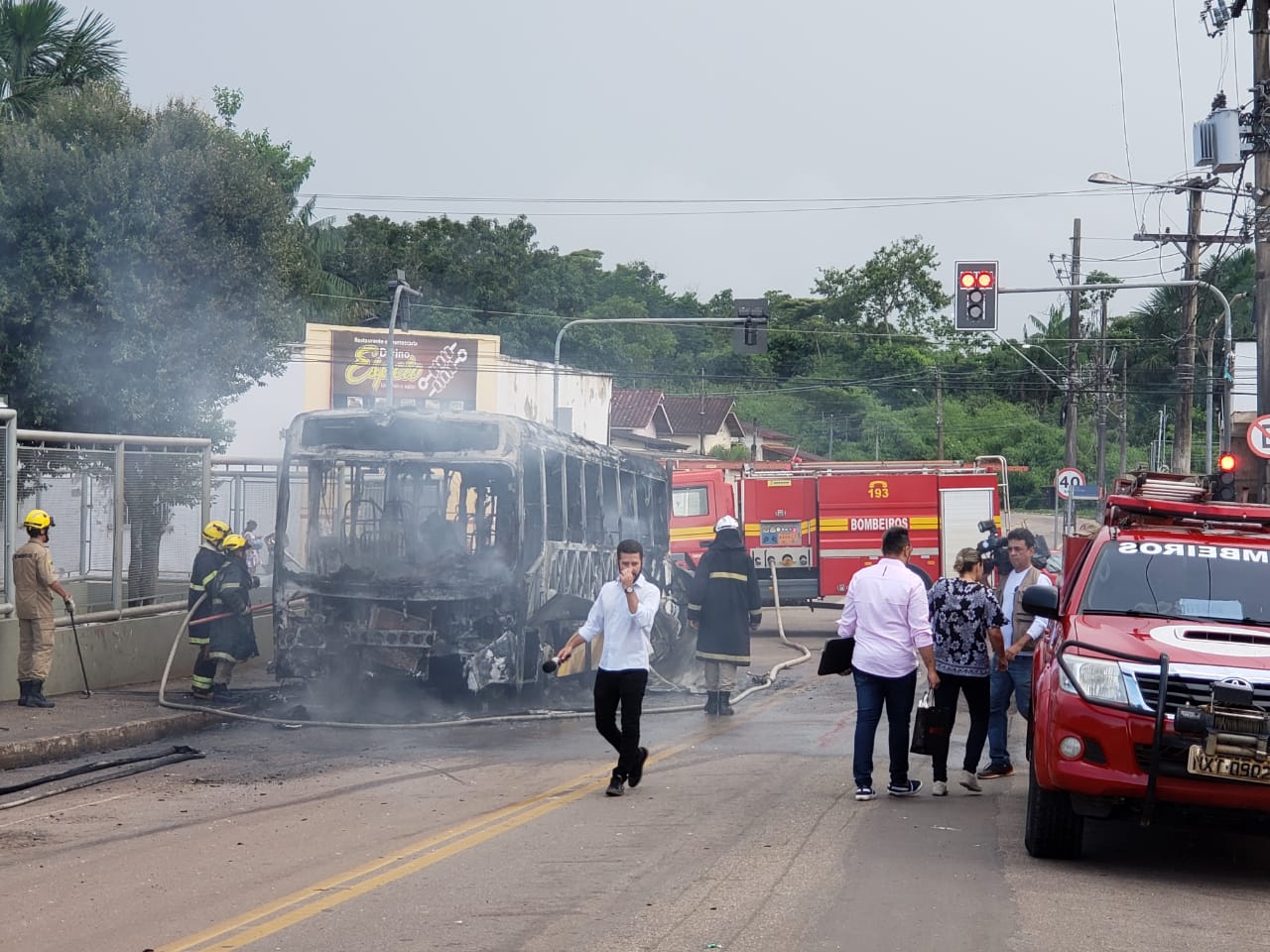 Vídeo: após curto-circuito em painel, ônibus pega fogo próximo a hospital em Rio Branco