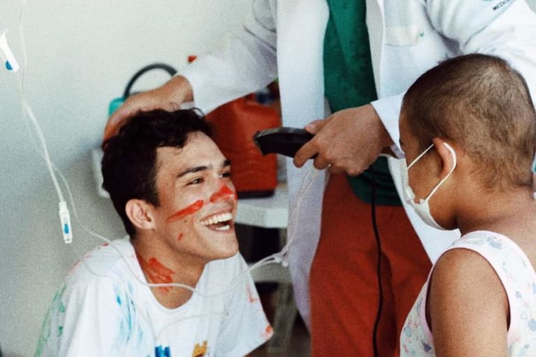 Calouros de medicina participam de trote solidário no Hospital do Câncer em Rio Branco