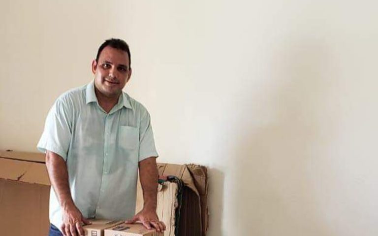 No dia do aniversário, homem doa produtos de limpeza ao Educandário e recebe elogios dos internautas