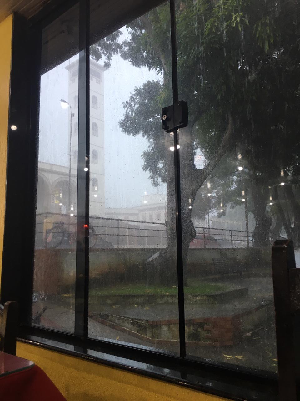 Acre sofre apagão durante forte chuva; população registra alagamentos em diversos pontos