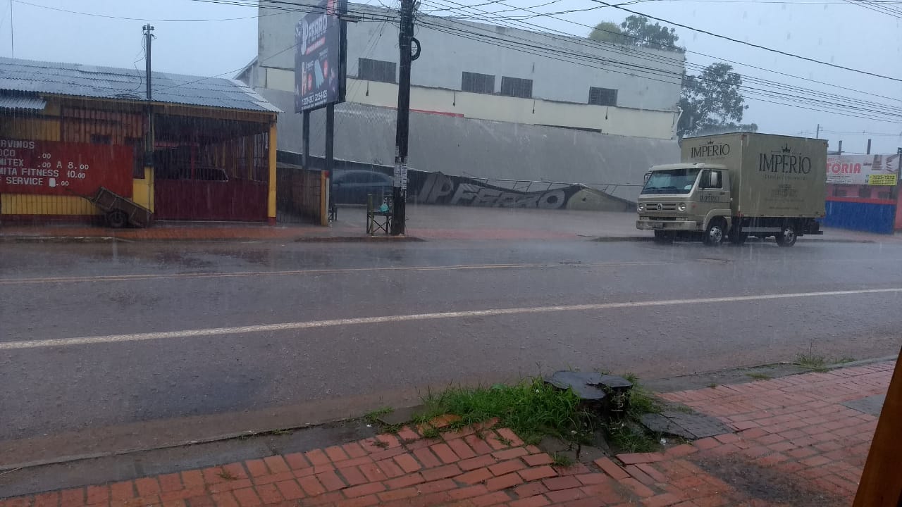 Vídeo: estrutura de loja cai no bairro Sobral durante fortes chuvas e ventanias nesta quarta