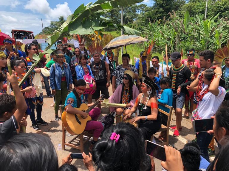 No AC, povos indígenas fecham BR-364 em protesto contra municipalização da saúde