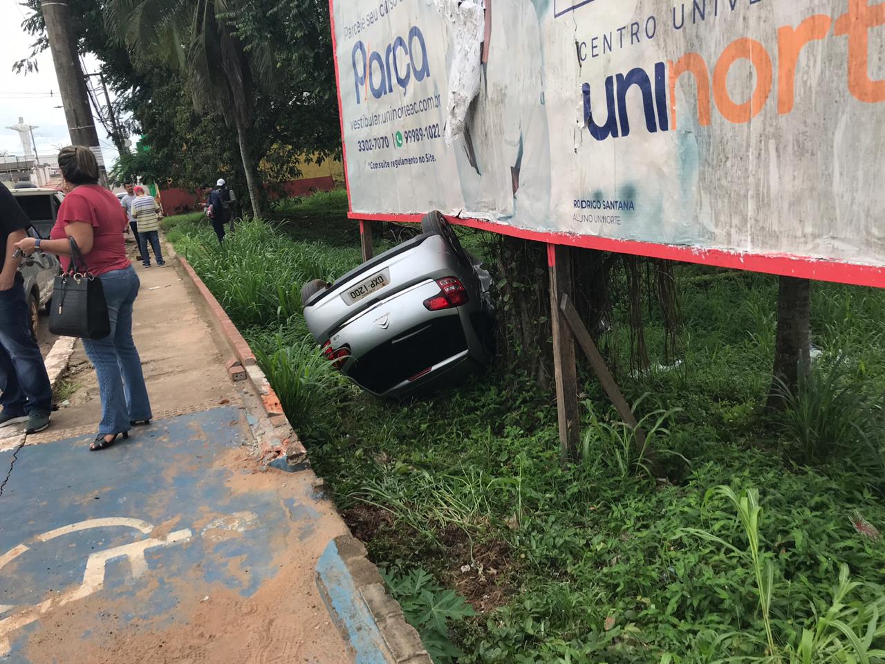 Carro cai em ribanceira após bater em moto que teria avançado sinal vermelho no Centro de Rio Branco