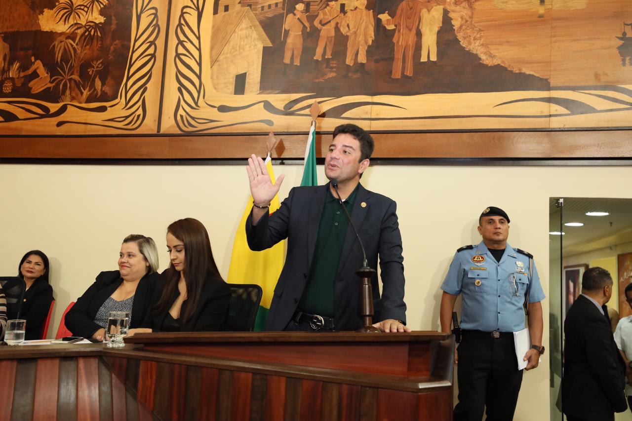 Gladson Cameli classifica como burros os homens que não ouvem suas mulheres