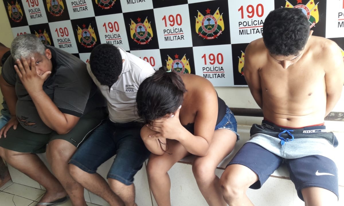 Quatro pessoas são presas acusadas de tráfico de drogas no bairro Chico Mendes